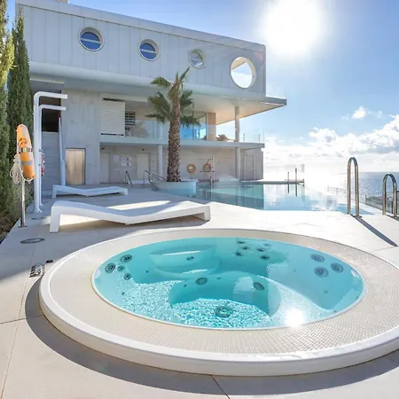 Ensuite Penthouse Panoramic Sea View With Jacuzzi פואנגירולה